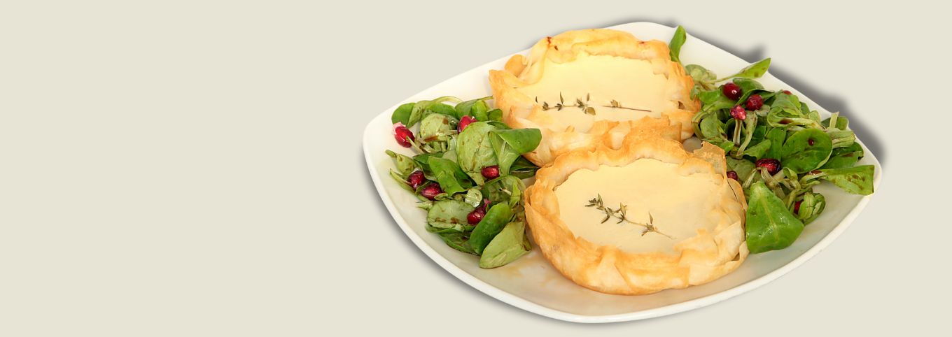 Tartelettes mit Ziegenkäse und Waldhonig im Feldsalatbett Tartelettes mit Ziegenkäse und Waldhonig auf Salat